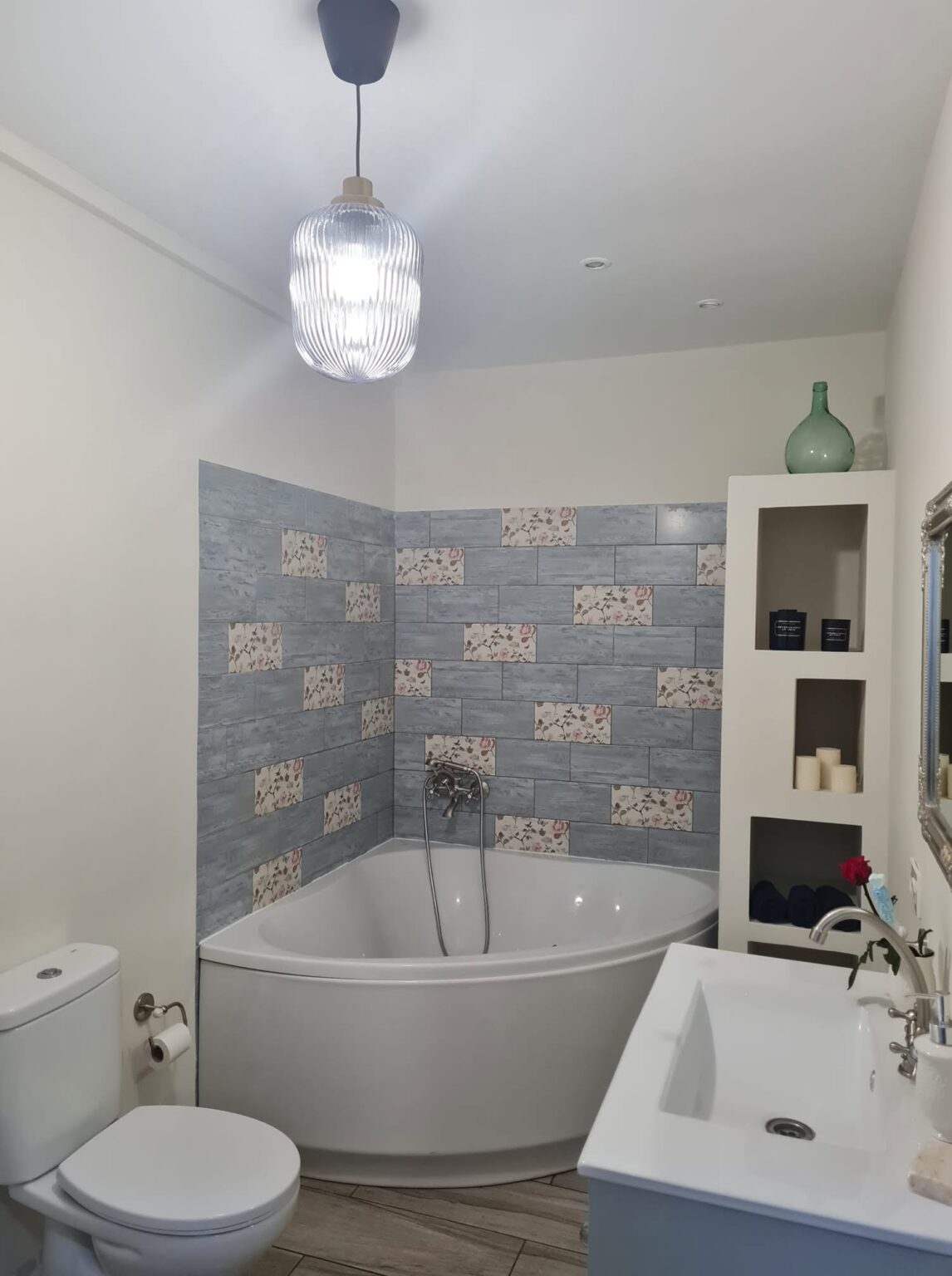 Baño reformado con azulejos nuevos y diseño actual